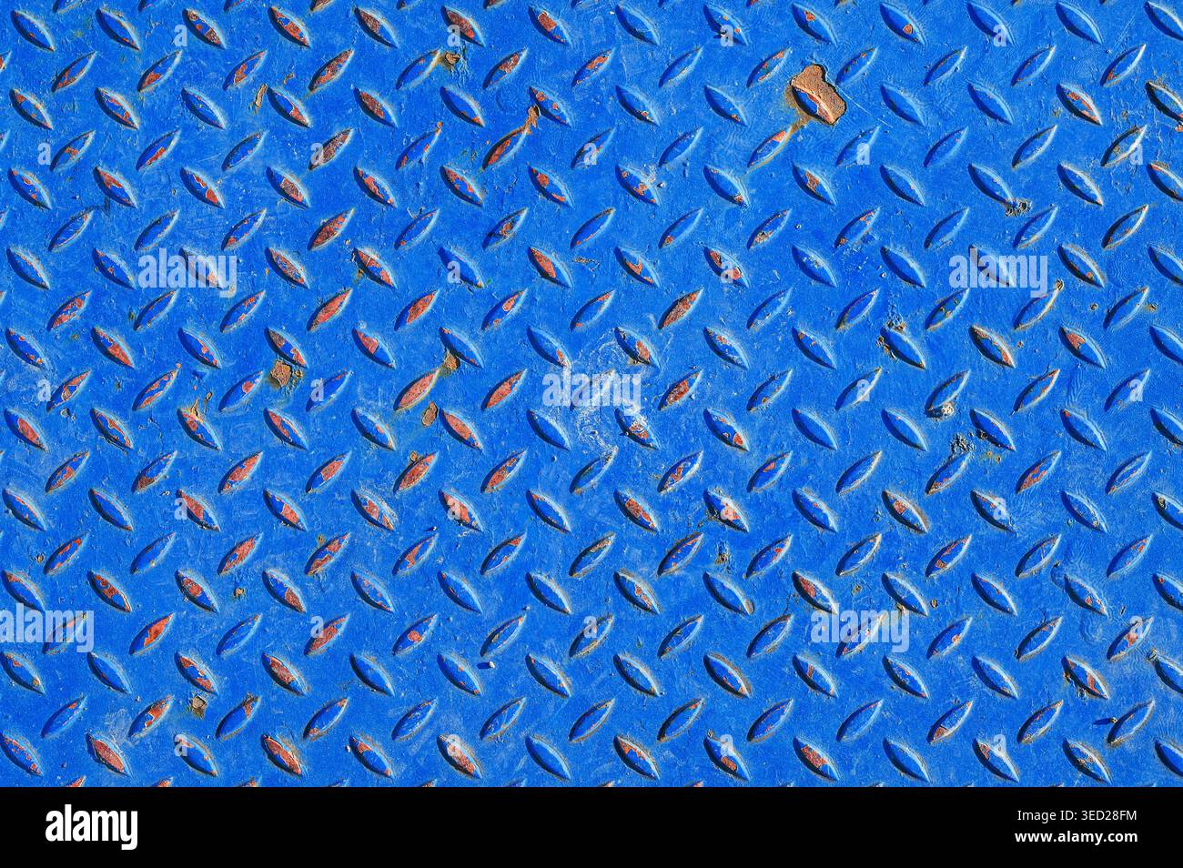 Primo piano di metallo con piastra diamantata blu con segni di ruggine e usura Foto Stock