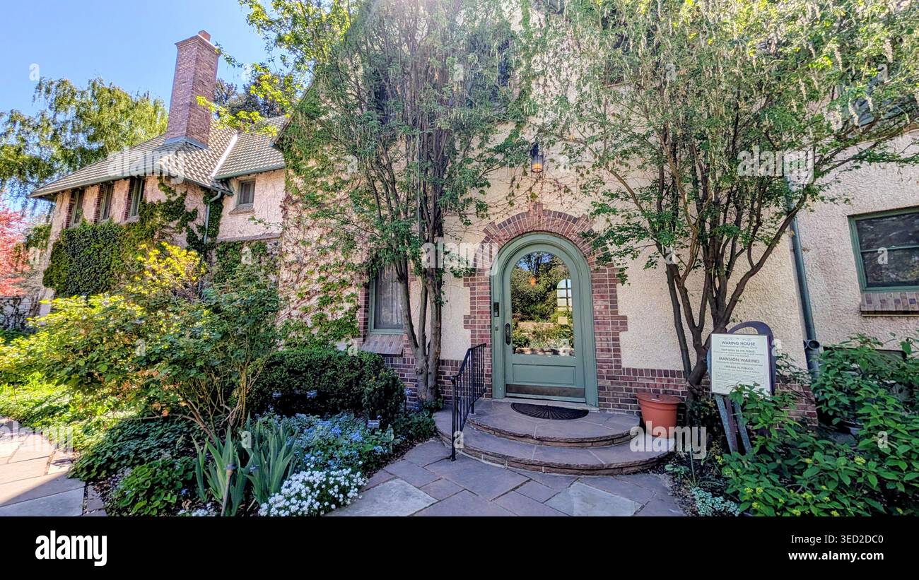 Giardini botanici, Denver Colorado - 3 maggio 2026: The Waring House - Immagine stock catturata con smartphone
