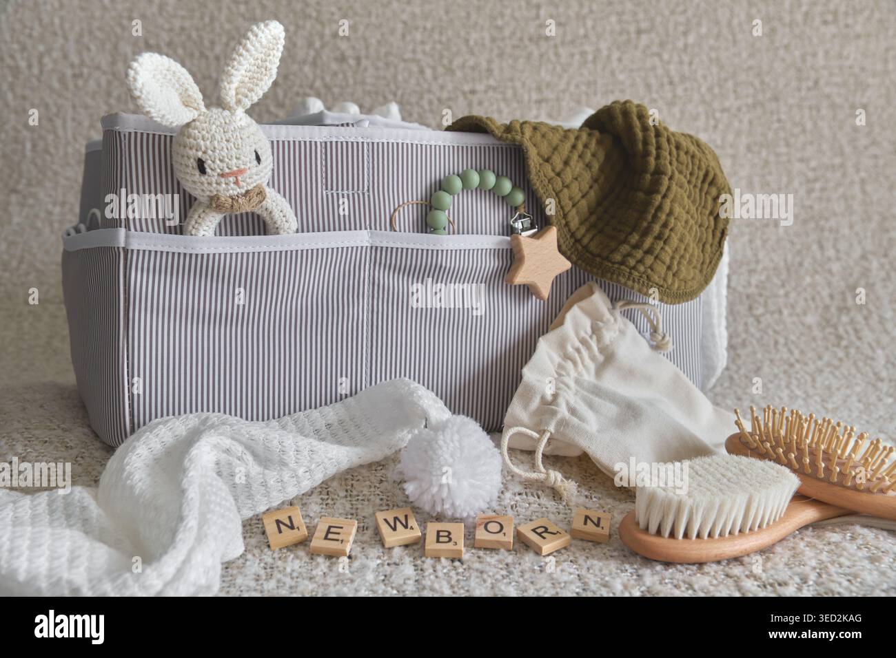 Accessori per neonati, spazzole e giocattoli in una borsa organizer per la cura quotidiana Foto Stock