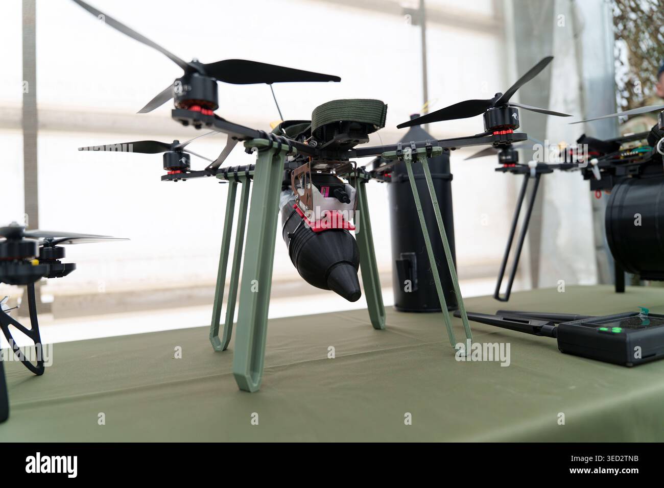 Drone FPV militare con carico utile allegato in mostra, drone kamikaze e tecnologia di veicoli aerei senza equipaggio per operazioni di combattimento tattico e moderno Foto Stock