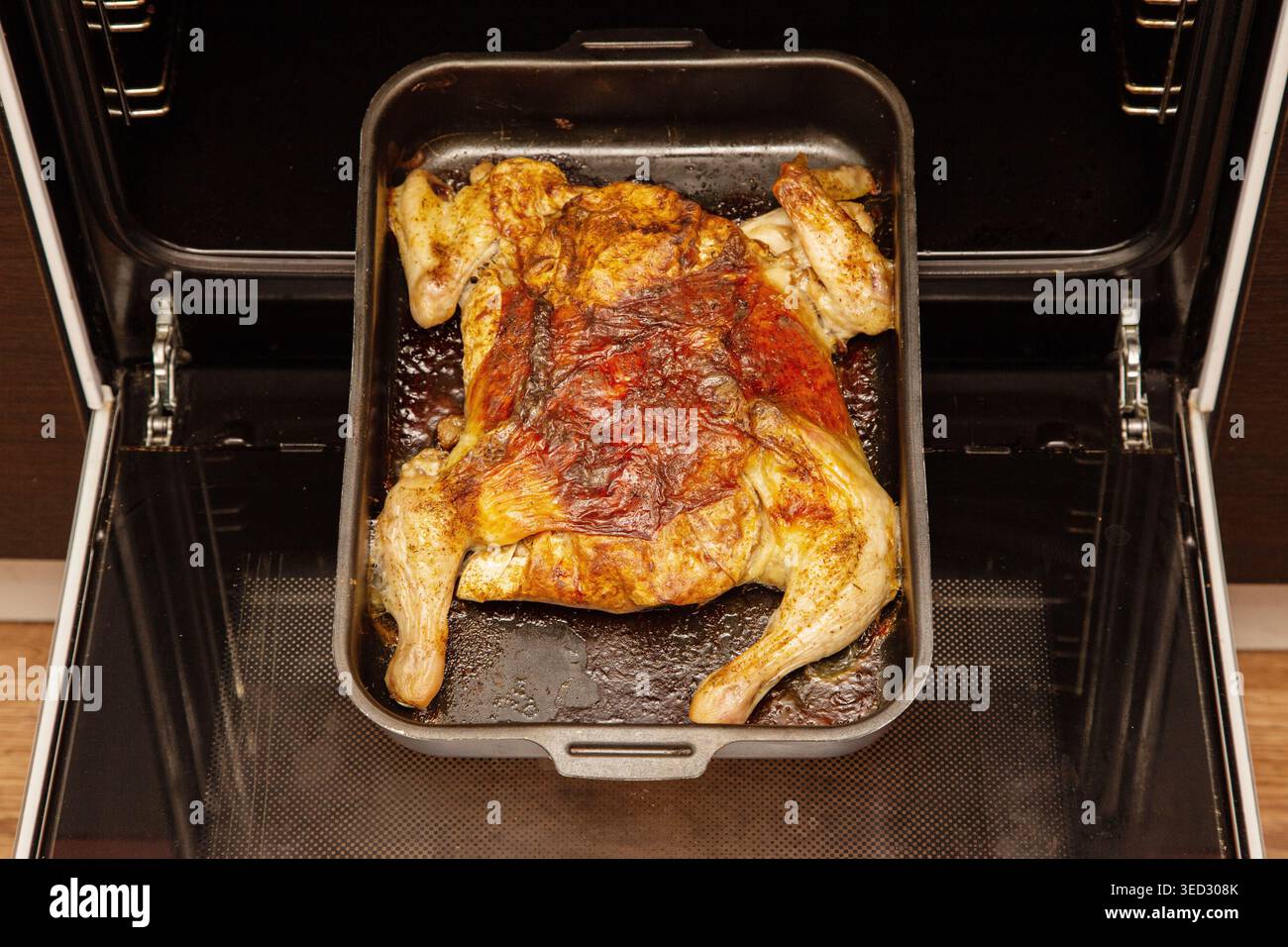 La pelle succosa risplende di erbe e spezie. Tostatura perfetta e condita alla perfezione. Ideale per cucinare, cenare o preparare ricette Foto Stock