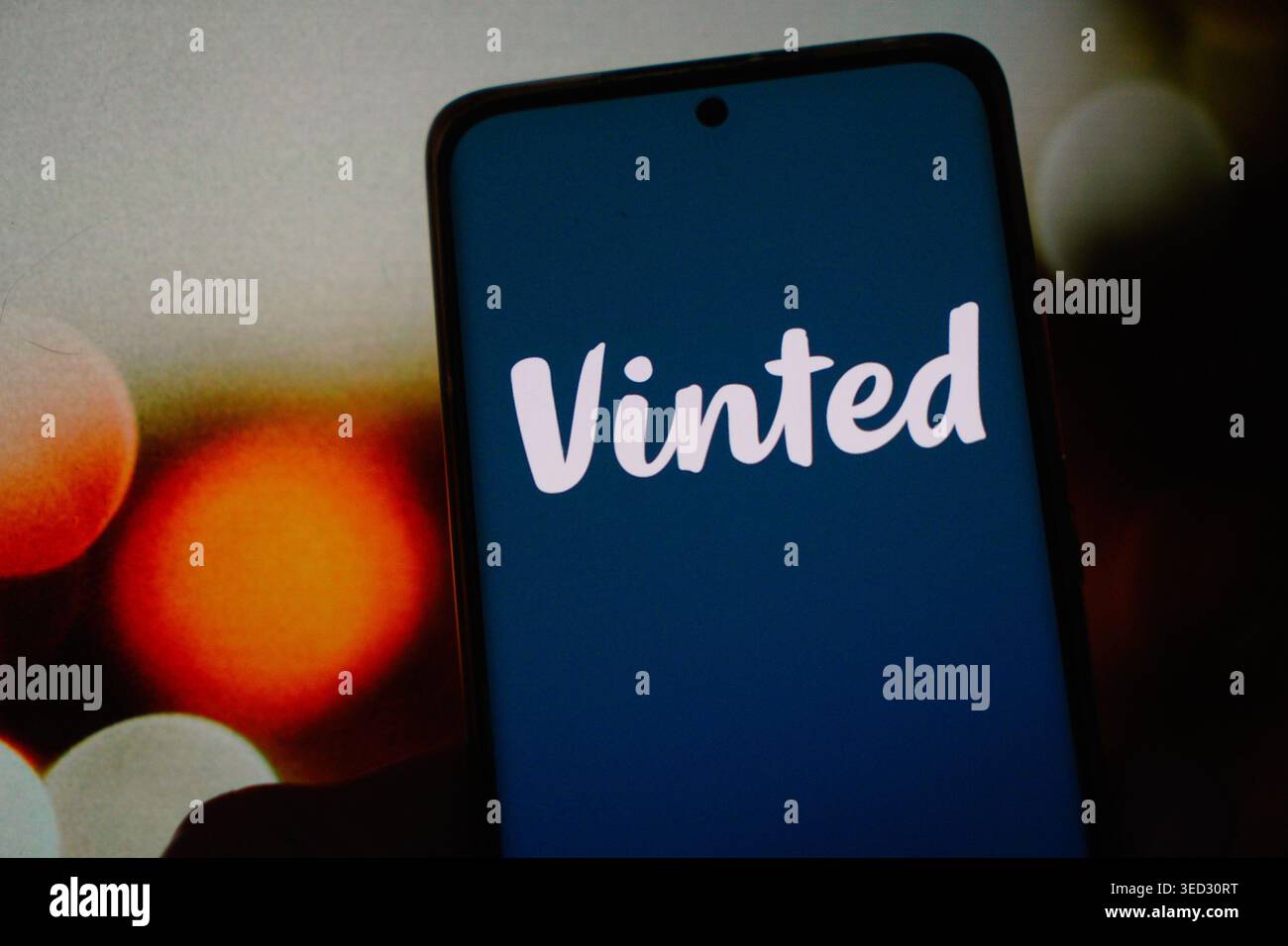 Il logo dell'app Vinted viene visualizzato sullo schermo di uno smartphone Foto Stock