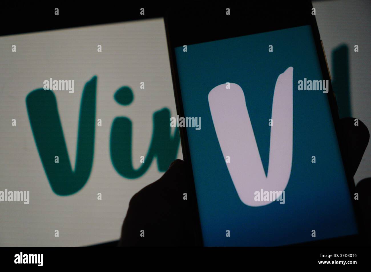 Il logo dell'app Vinted viene visualizzato sullo schermo di uno smartphone Foto Stock