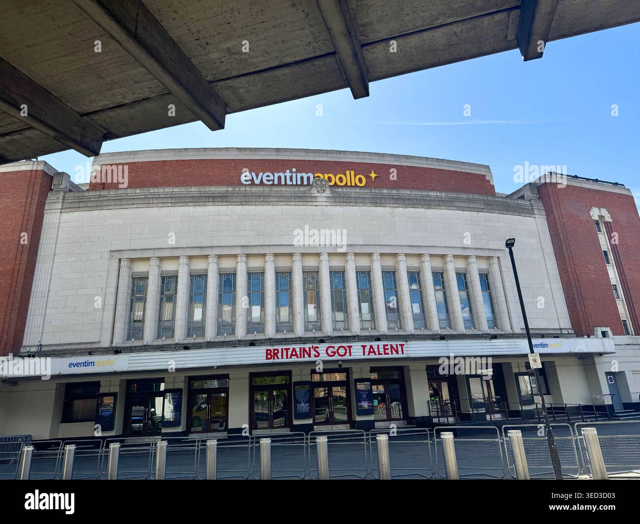 Hammersmith Apollo a Londra con la segnaletica Britain's Got Talent sul davanti del locale, punto di riferimento per l'intrattenimento e la televisione a West London nel Regno Unito Foto Stock