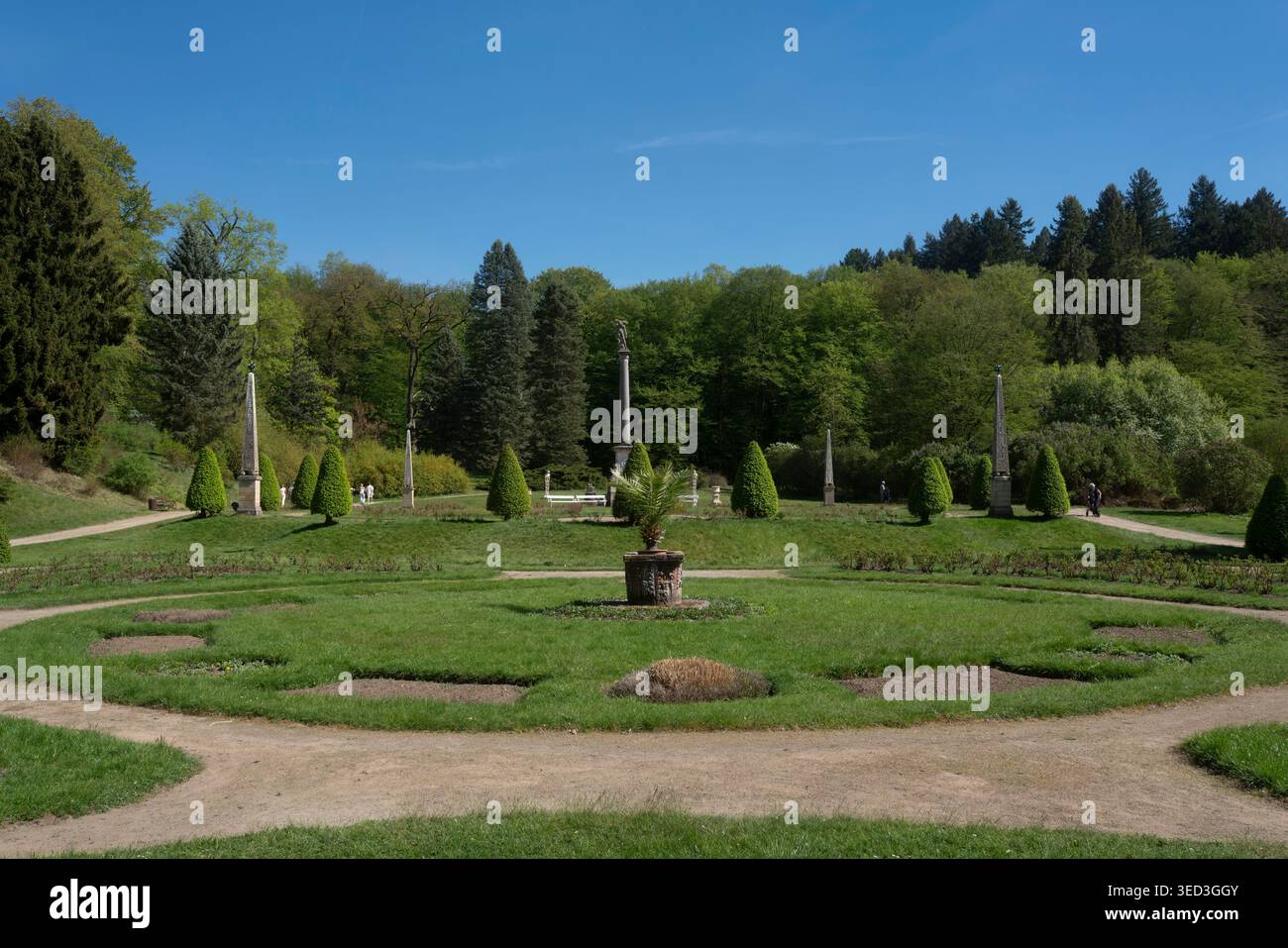 Giardino delle rose, parte del parco del castello di Konopiště in Cechia. Parte centrale con obelischi decorativi in pietra. Foto Stock