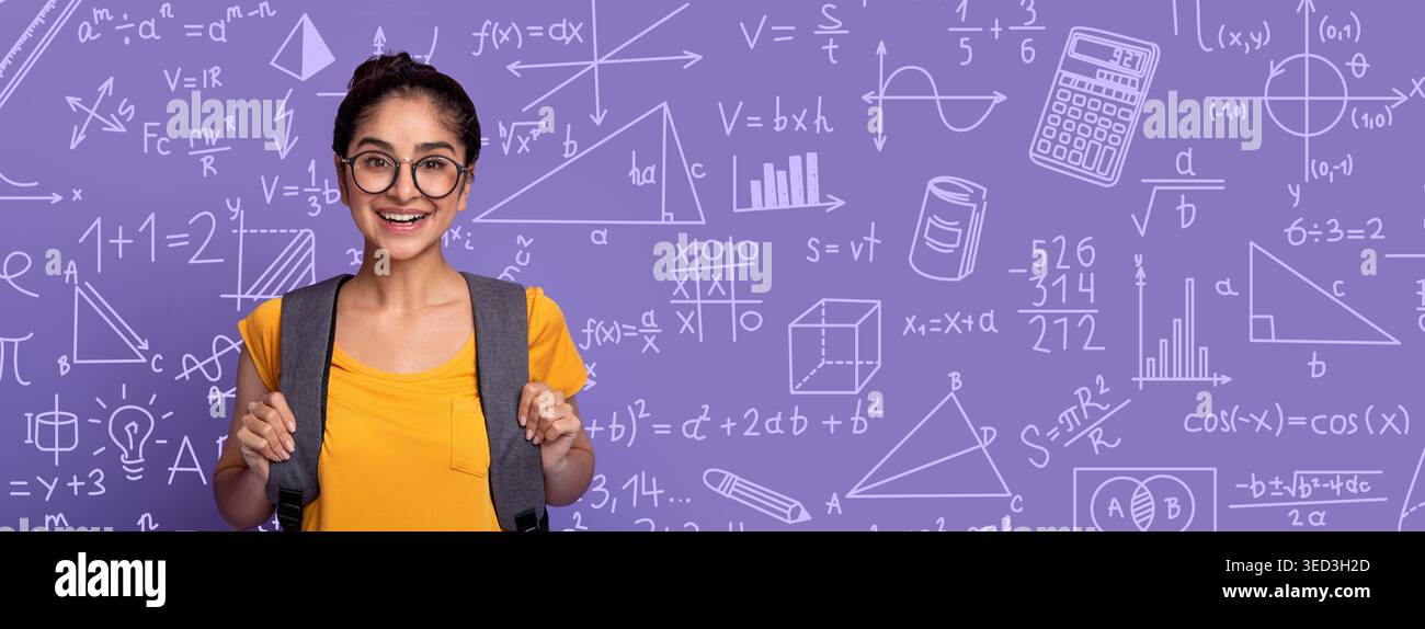 Collage di vari concetti matematici con uno studente sorridente davanti a uno sfondo viola Foto Stock