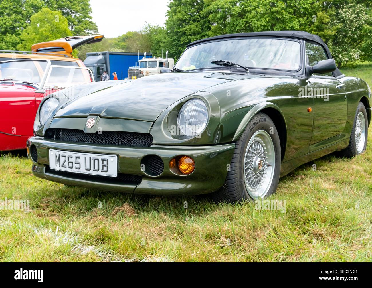 Rover RV8 convertibile in mostra a un ingresso gratuito e disponibile per tutti in occasione di un evento di auto d'epoca Foto Stock