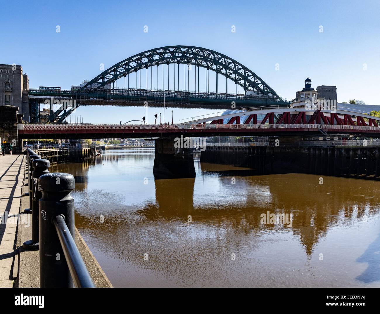 Vista del Tyne Bridge e del Swing Bridge sul fiume Tyne a Newcastle upon Tyne in una giornata di sole Foto Stock