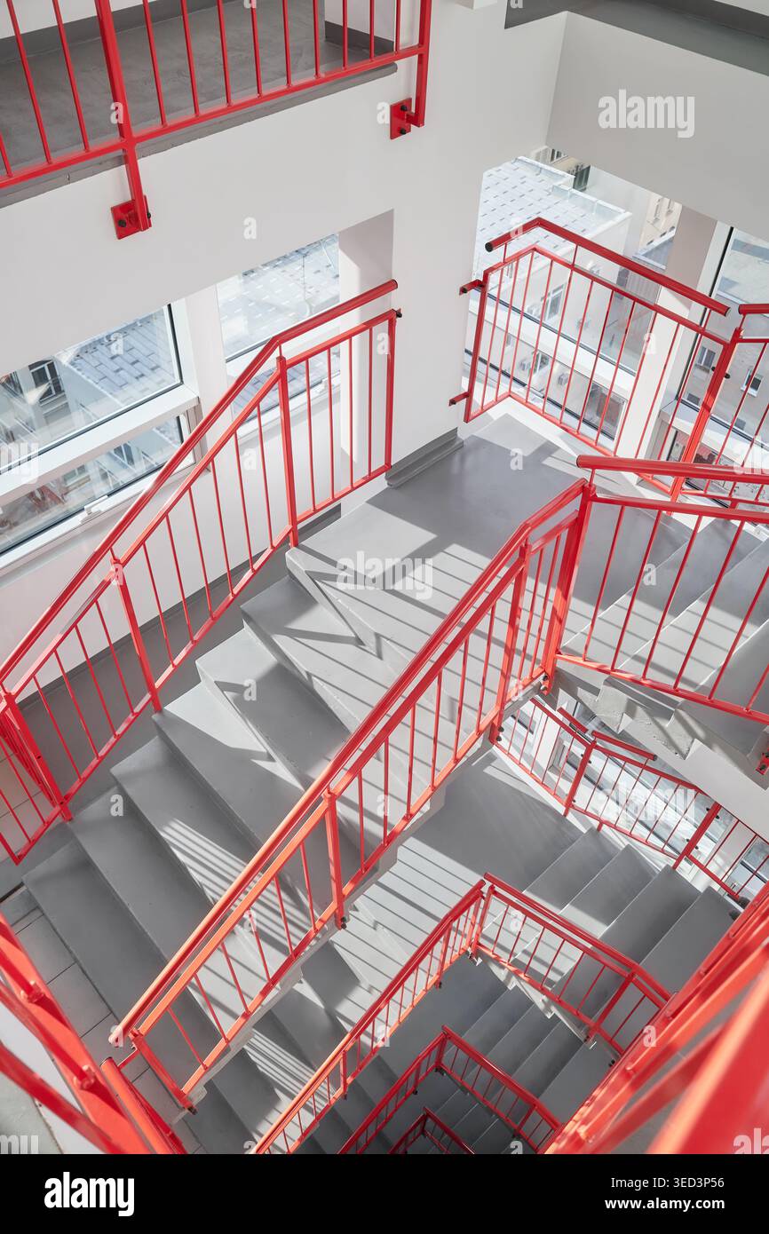 L'interno di una scala in un alto edificio. Foto Stock