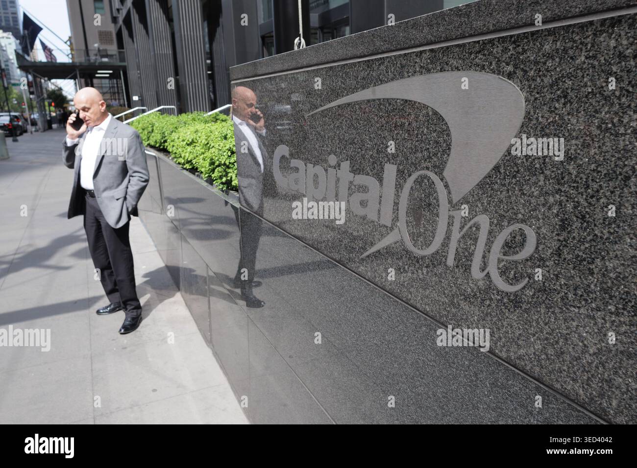 Capital One Bank Branch al 299 di Park Ave, Midtown Manhattan, New York City, 24 aprile 2026. Foto Stock