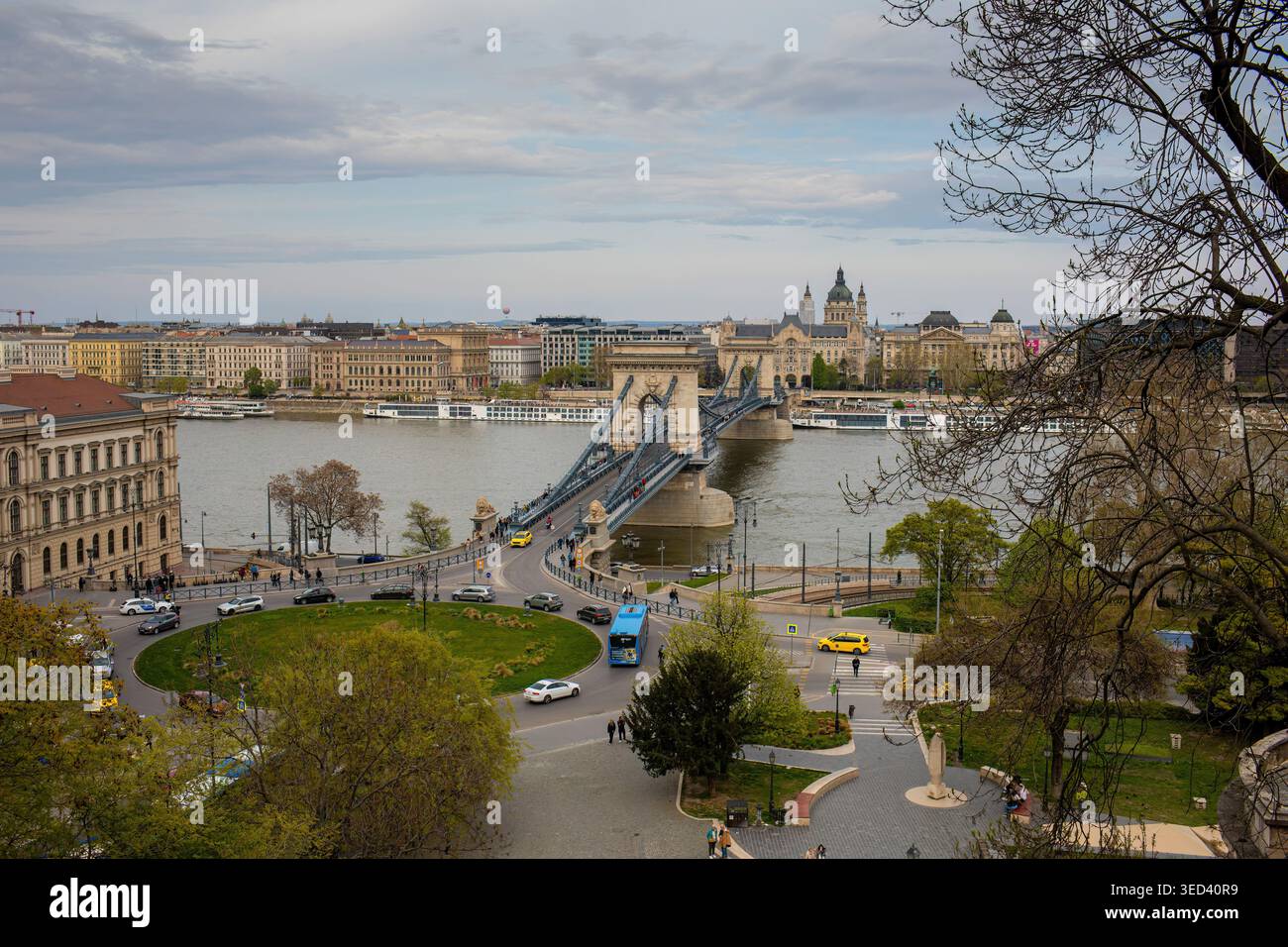 Budapest, Ungheria - 12 aprile 2026: Vista del Ponte delle catene e del paesaggio urbano del Danubio Foto Stock