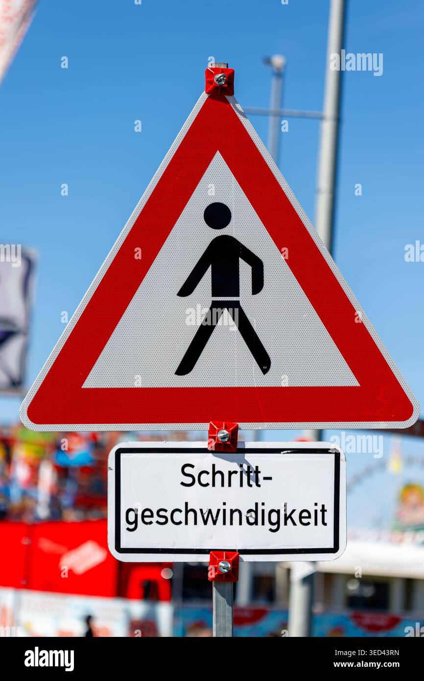 Cartello di avvertimento tedesco con simbolo pedonale e Schrittgeschwindigkeit per motivi di sicurezza Foto Stock