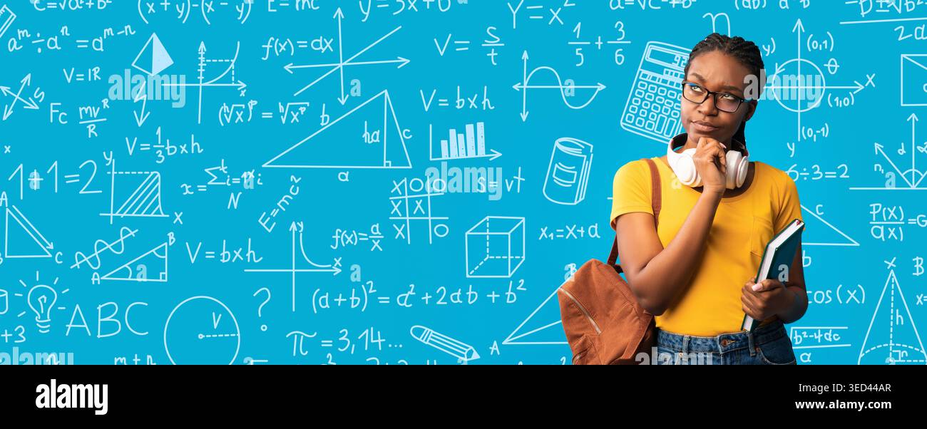 Lo studente sta davanti alle equazioni matematiche mentre pensa al lavoro scolastico durante la sessione di studio Foto Stock