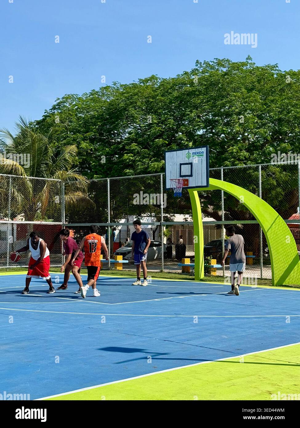 Giovani che giocano a basket in un campo pubblico all'aperto a Mérida, Yucatán, Messico Foto Stock