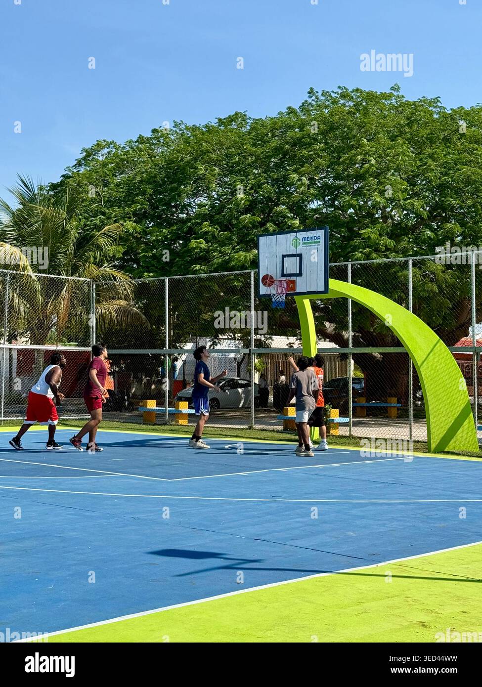Giovani che giocano a basket in un campo pubblico all'aperto a Mérida, Yucatán, Messico Foto Stock