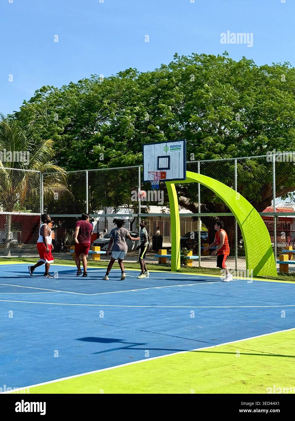 Giovani che giocano a basket in un campo pubblico all'aperto a Mérida, Yucatán, Messico Foto Stock