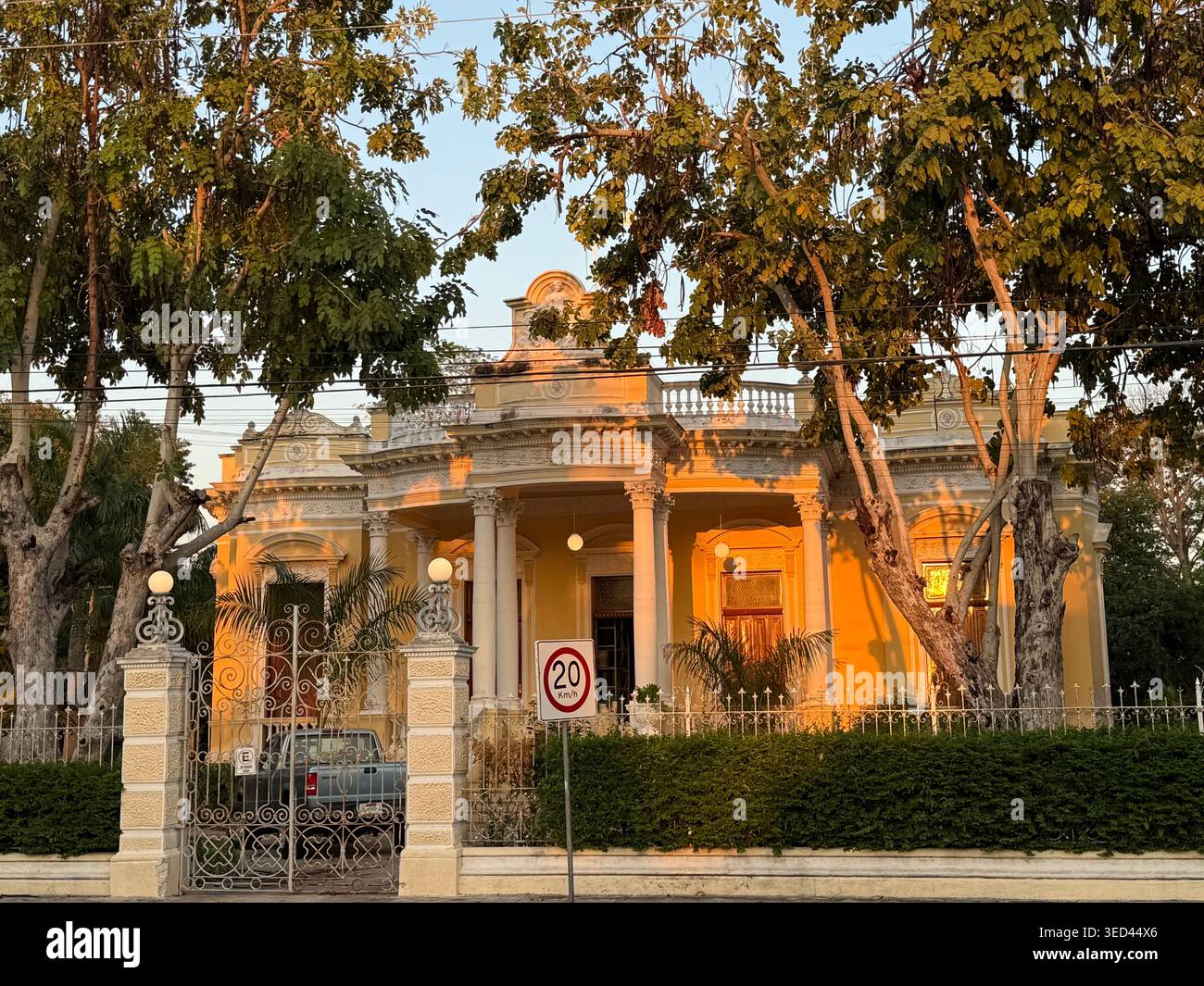 Casa in stile coloniale a Itzimna, un quartiere storico di Mérida, Yucatán, Messico, noto per la sua tranquilla atmosfera coloniale e l'architettura tradizionale Foto Stock
