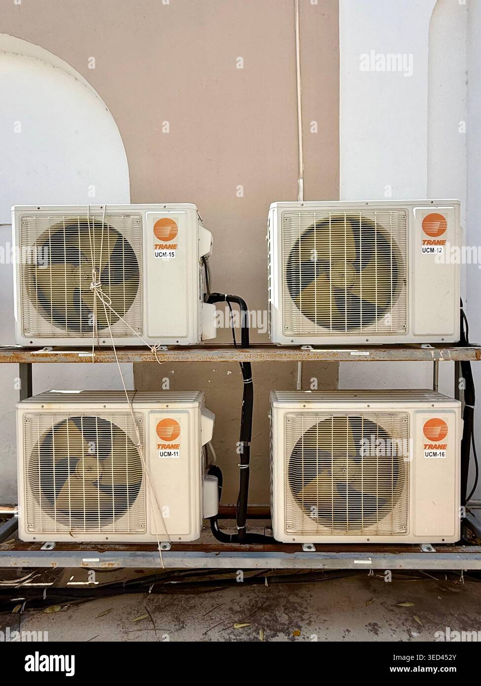 Diverse unità di aria condizionata installate all'esterno di un edificio a Mérida, Messico, riflettono l'aumento della domanda di raffreddamento in un clima urbano caldo. Foto Stock
