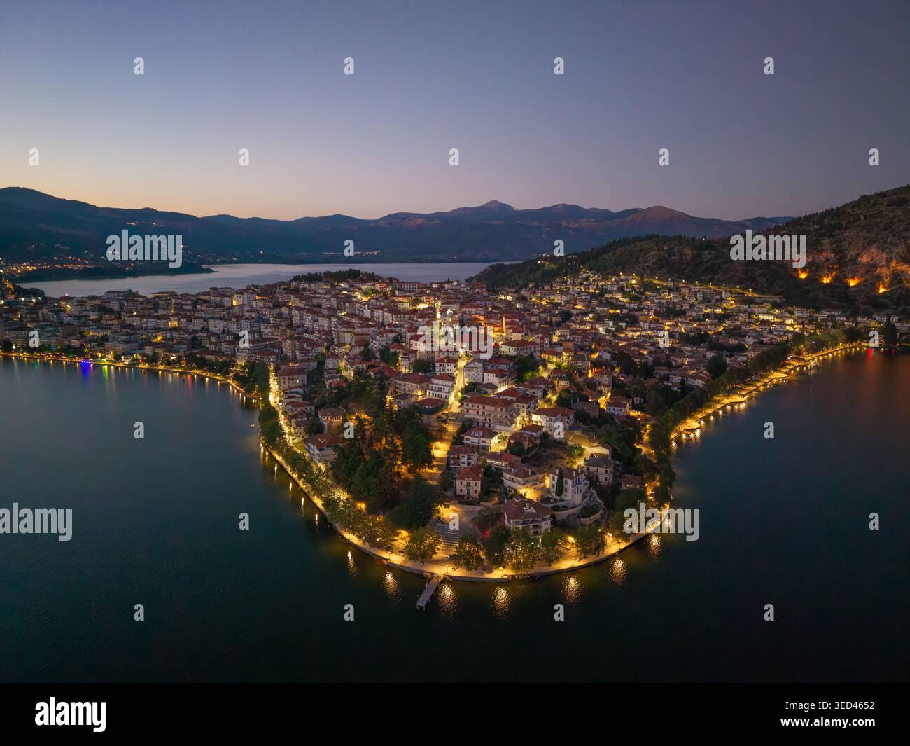 La città di Kastoria di notte e il lago Orestiada, Grecia Foto Stock