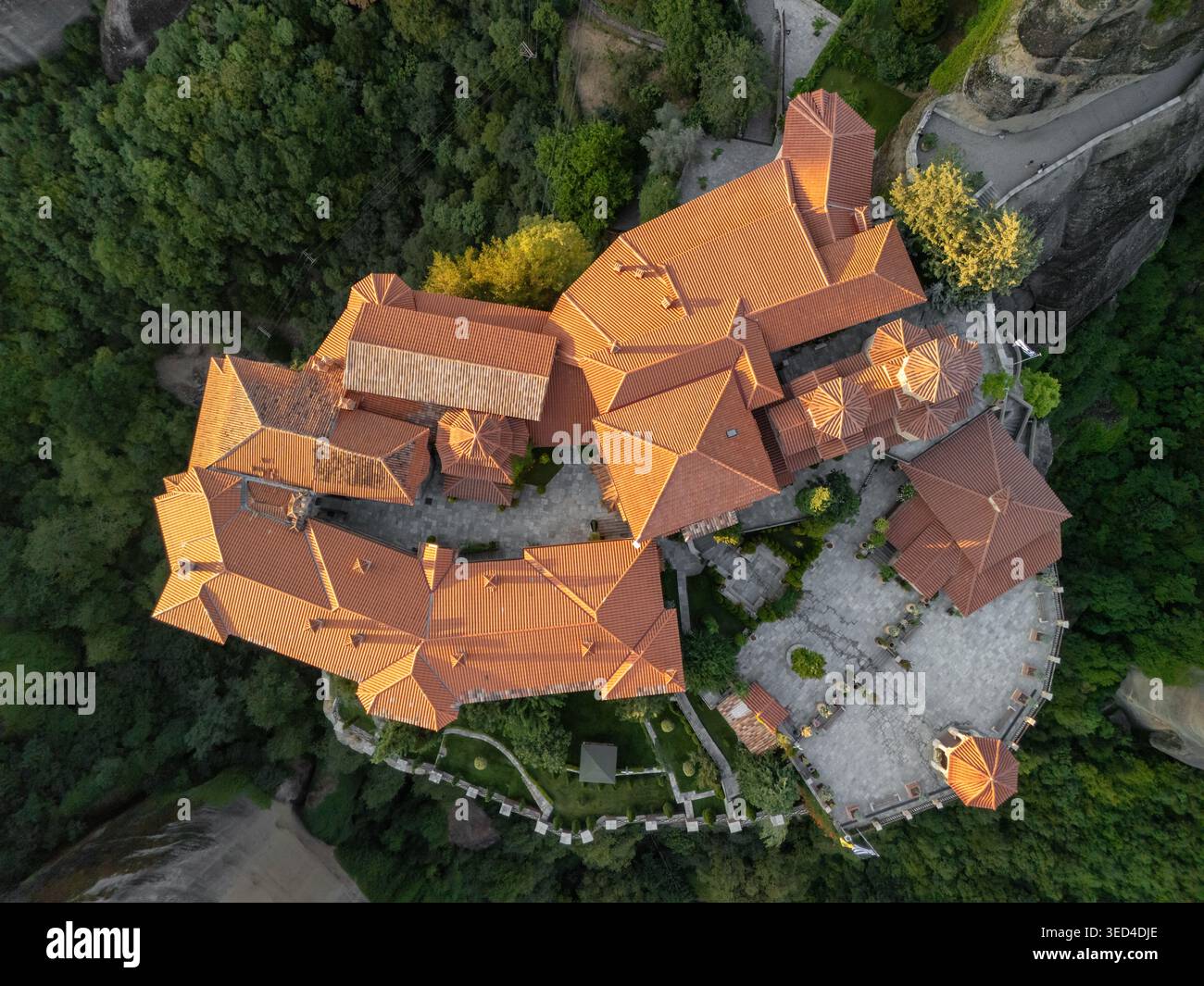Vista aerea del Sacro Monastero di Varlaam al tramonto, Meteora, Grecia Foto Stock