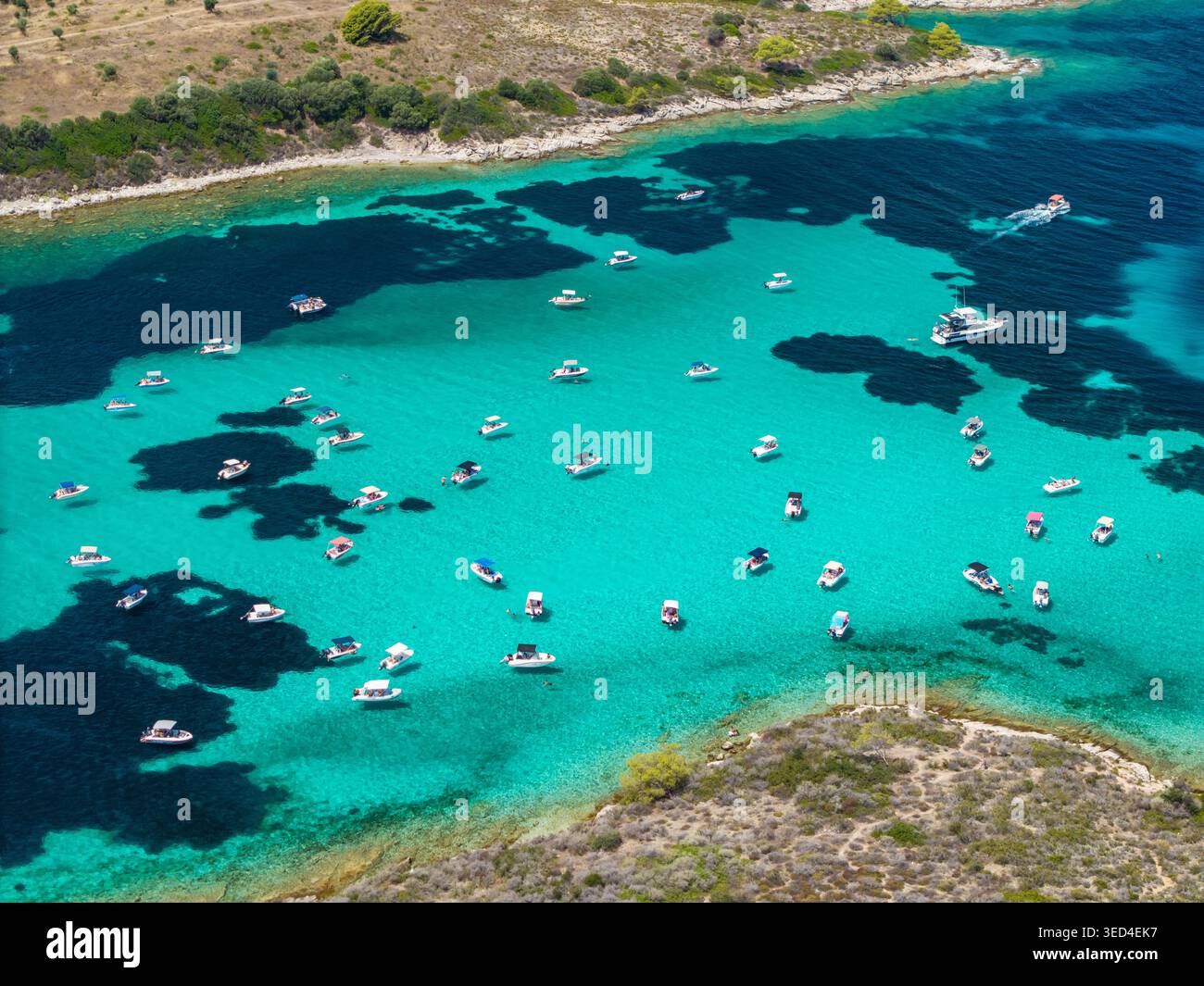 Barche ancorate nella Laguna Blu, Sithonia, Calcidica, Grecia Foto Stock