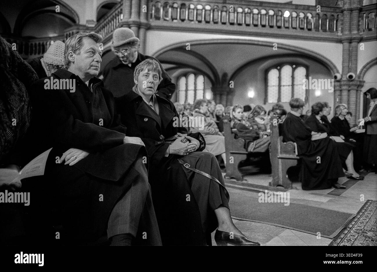 100 Jahre Gethsemanekirche Deutschland, Berlino, 28.02.1993, Festgottesdienst 100 Jahre Gethsemanekirche, 1.v.l.ii: Eberhard Diepgen, Regierender Bürgermeister Berlin, 2.v.li.: Angela Merkel, Â *** 100 anni della Chiesa Getsemani Germania, Berlino, 28 02 1993, 100 02, Gethsemane Church, Angela Â, Mayor, Angela Diepl, 1, Angela Diepl, Berlino, Angela Dif Eberl Foto Stock