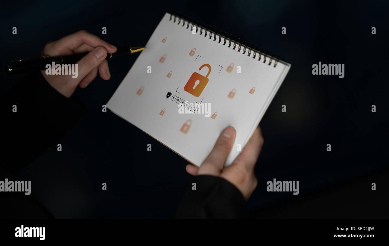 Un individuo concentrato ha un notebook a spirale con un'icona a forma di lucchetto, che simboleggia la sicurezza e la privacy nel mondo digitale. L'immagine acquisisce Foto Stock