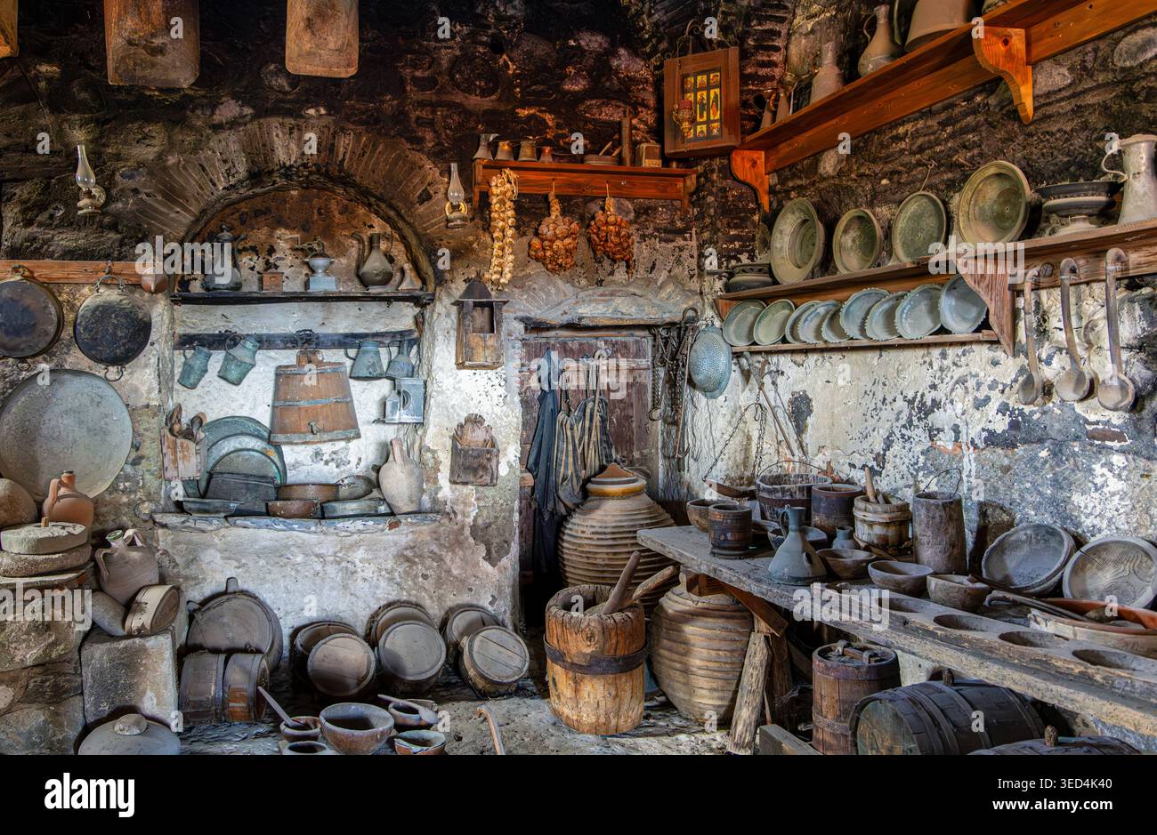 Antica cucina storica all'interno del Monastero del grande Meteoron a Meteora, Grecia Foto Stock
