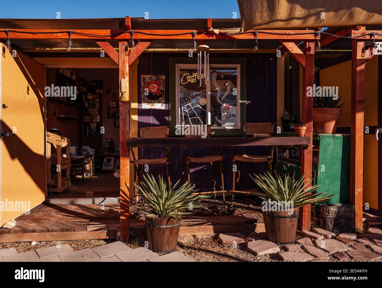 Patio con caffetteria all'aperto con struttura rustica in legno a Joshua Tree, città deserta della California. Foto Stock
