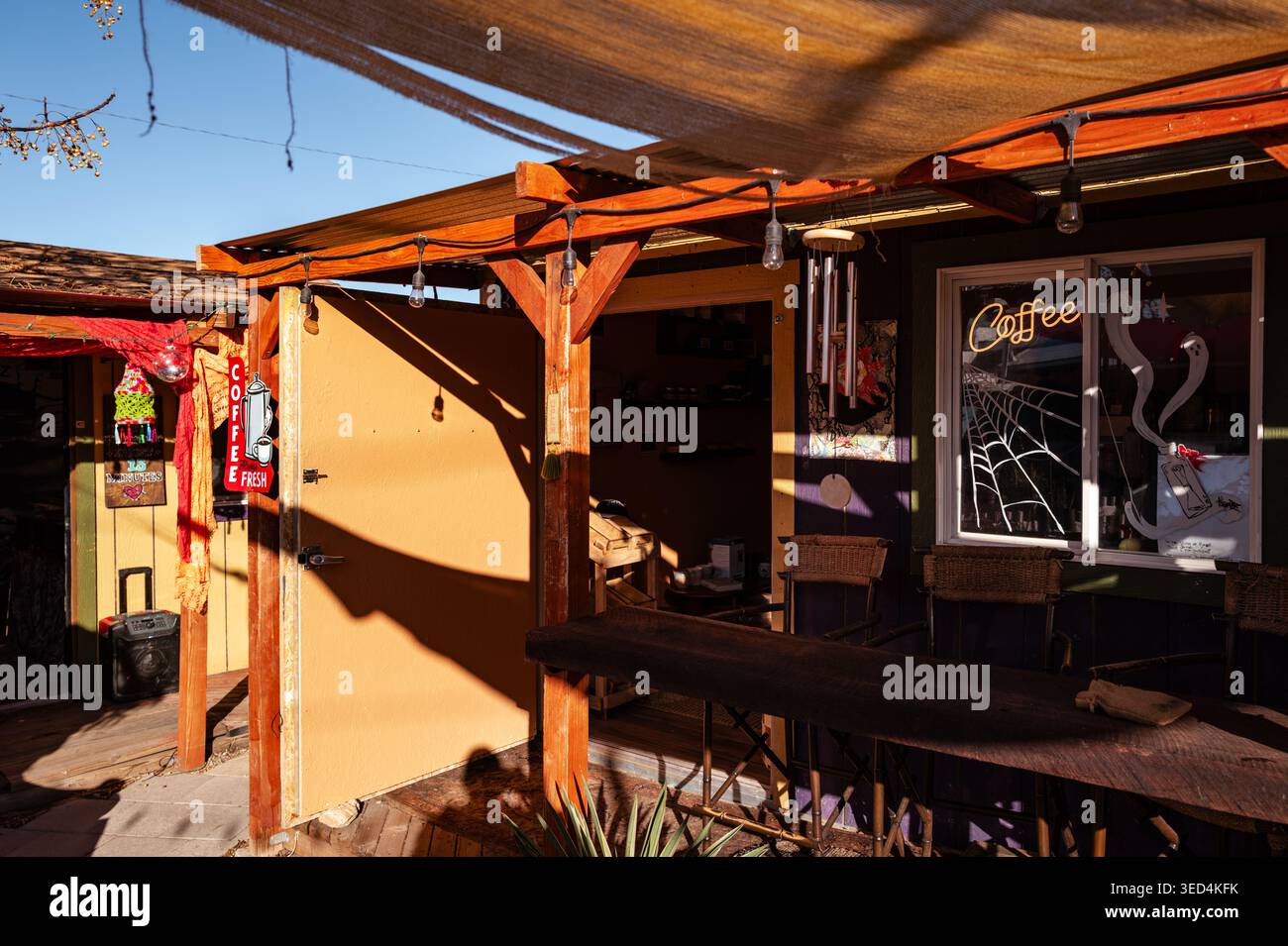 Patio con caffetteria all'aperto con struttura rustica in legno a Joshua Tree, città deserta della California. Foto Stock