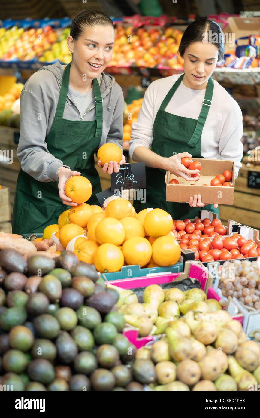 I proprietari del negozio di alimentari tengono in mano frutta matura Foto Stock