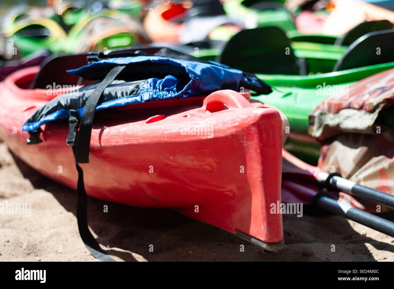 canoe multicolore sulla sabbia Foto Stock