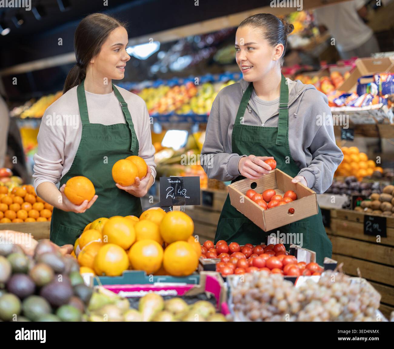 I proprietari del negozio di alimentari tengono in mano frutta matura Foto Stock