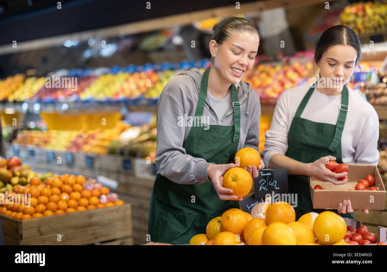 I proprietari del negozio di alimentari tengono in mano frutta matura Foto Stock