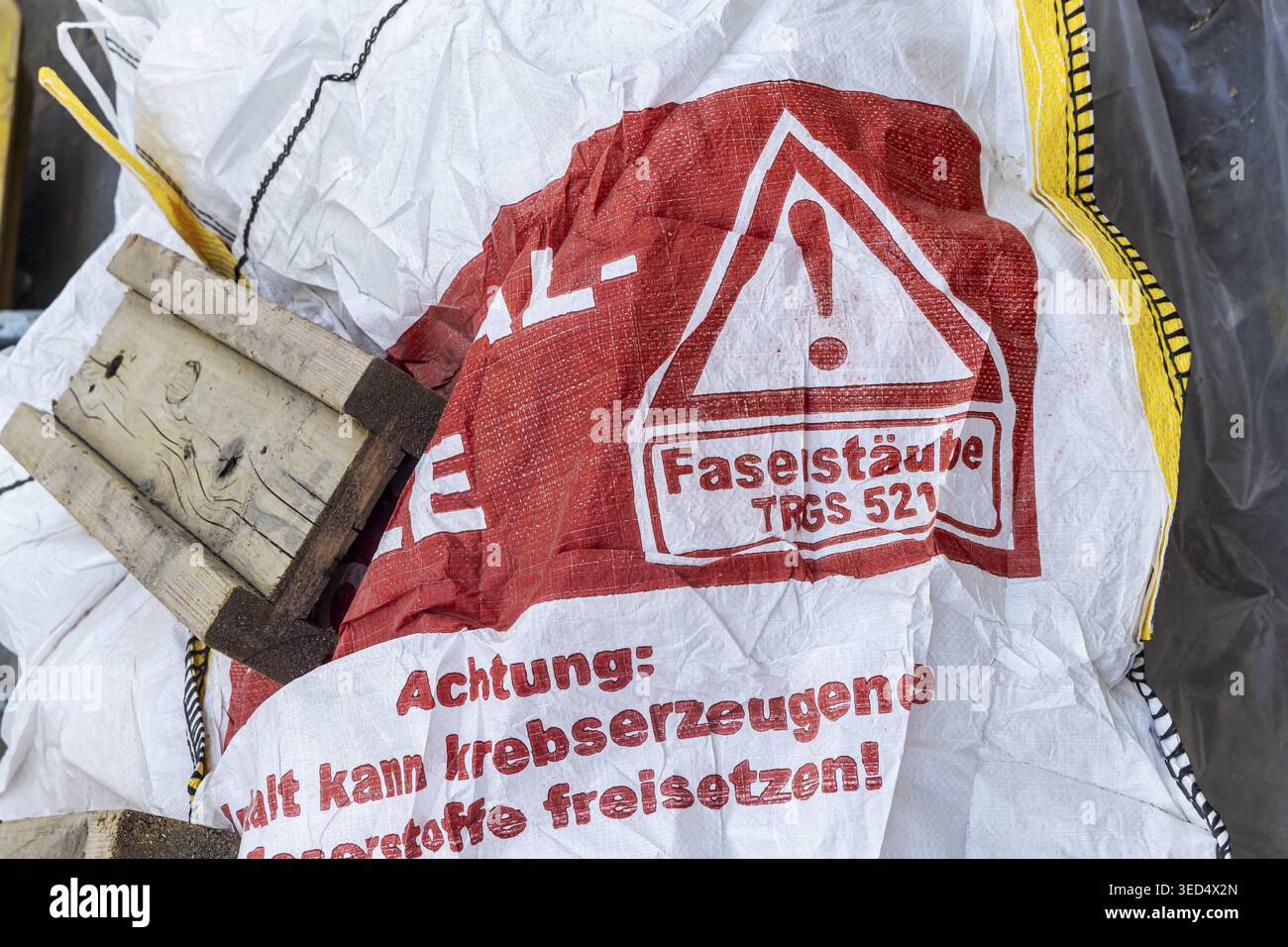 Imballaggi per materiali da costruzione pericolosi. Il contenuto può rilasciare fibre cancerogene. Karlsruhe, Baden-Wuerttemberg, Germania Foto Stock