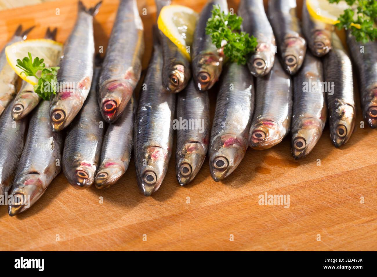 Acciughe marinate europee con verdure e limone Foto Stock