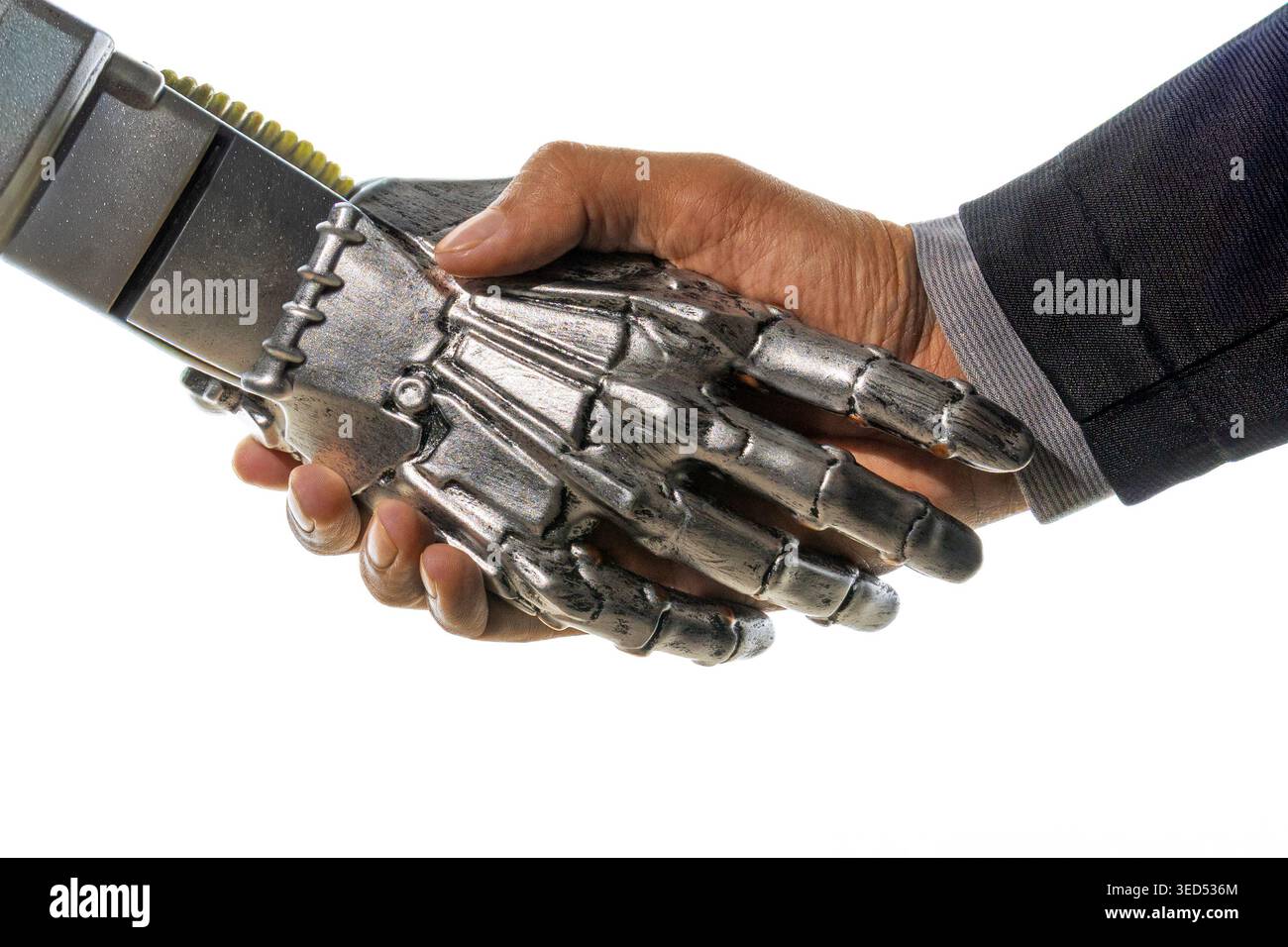 Primo piano di un uomo d'affari che stringe la mano con una mano robotica metallica su uno sfondo bianco. Intelligenza artificiale, collaborazione uomo-macchina, Foto Stock