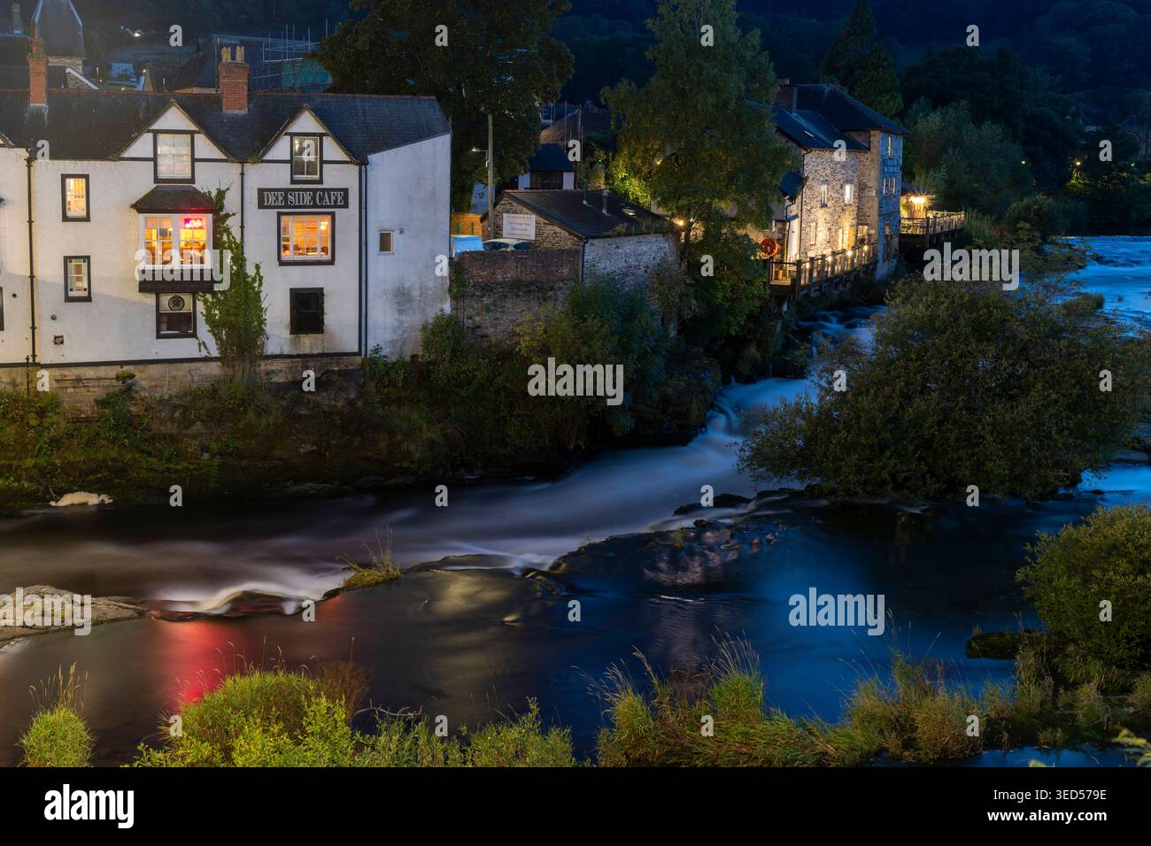 Vista di Llangollen, al crepuscolo, sul fiume Dee, in Galles. Foto Stock