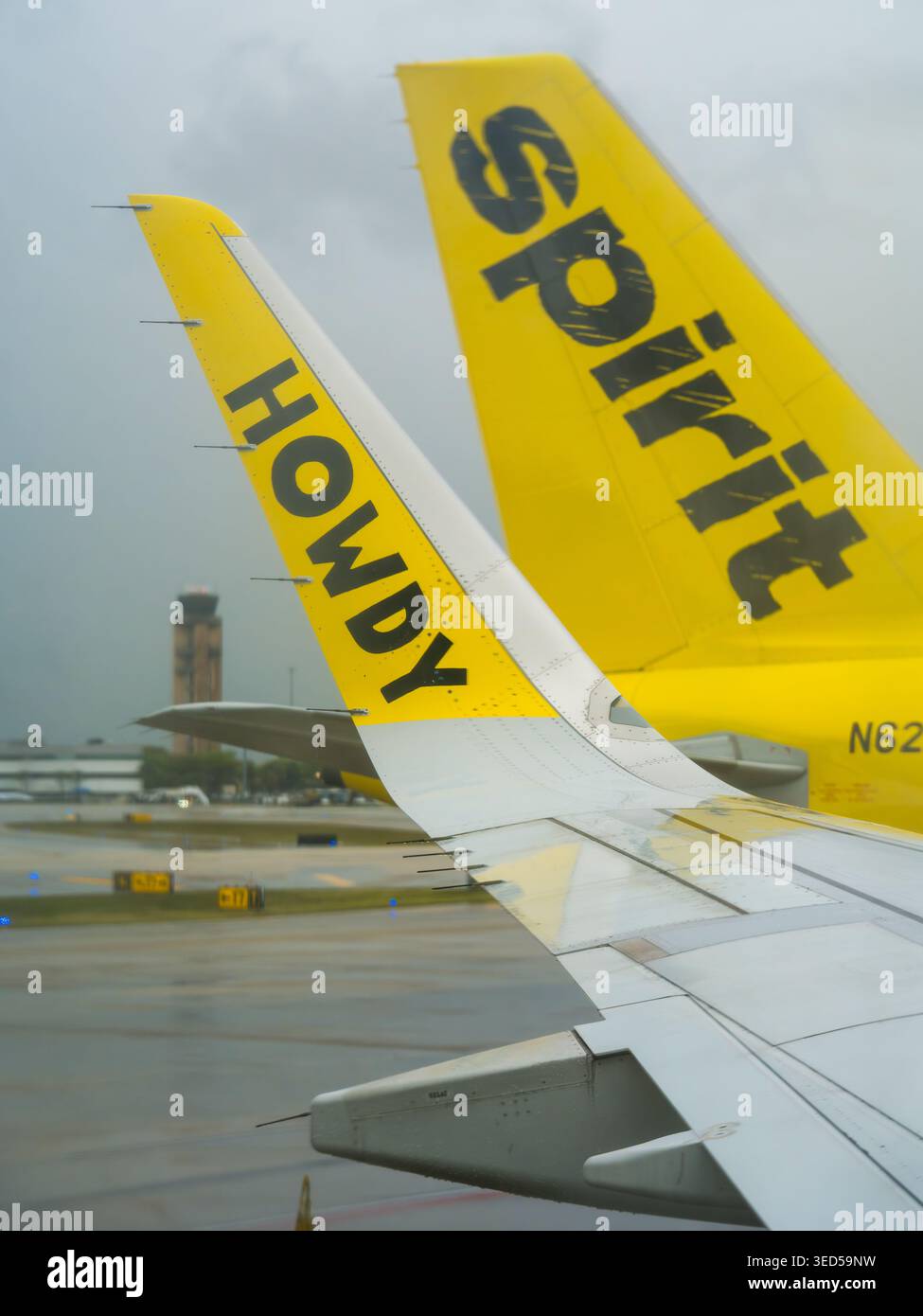 USA, Fort Lauderdale, FL - 07 aprile 2026: Ritratto ravvicinato di una pinna di coda di un aeromobile Spirit Airlines con il logo del marchio e la registrazione. Foto Stock