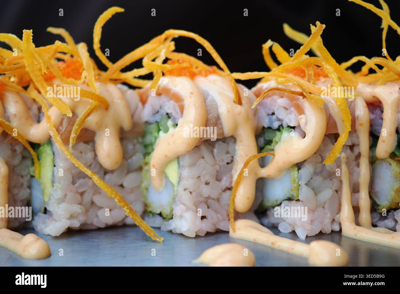 Panini di sushi con salsa e condimenti in un ristorante Foto Stock