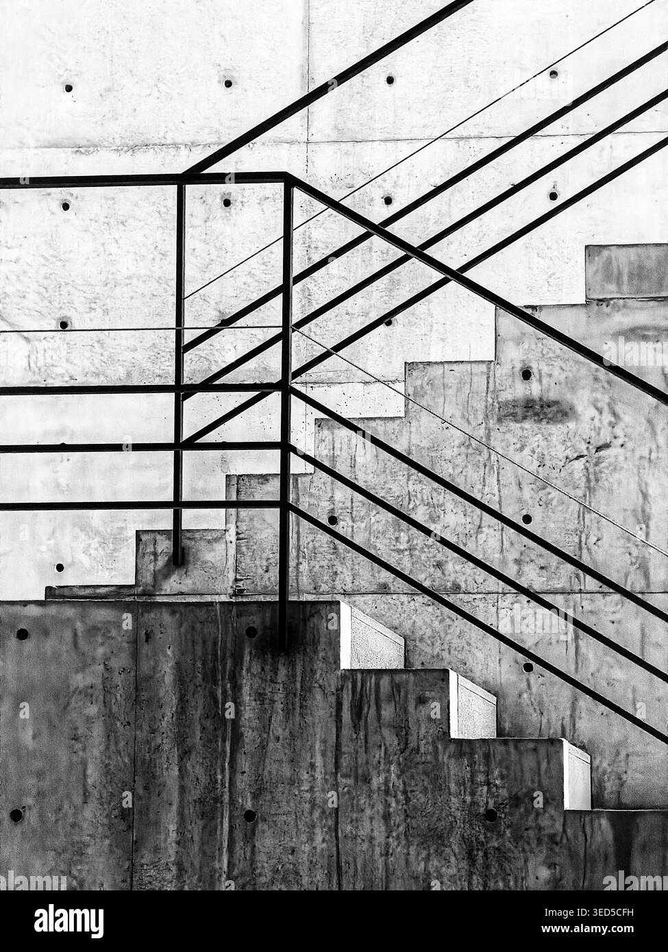 Un dettaglio di un elemento strutturale insignificante di un edificio anonimo mostra la scala in un edificio moderno. Foto Stock
