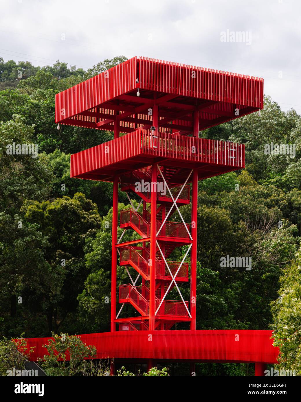 Hongqiao Park, Shenzhen. Un parco forestale evidenziato da un ponte rosso con un innovativo design architettonico sostenibile Foto Stock