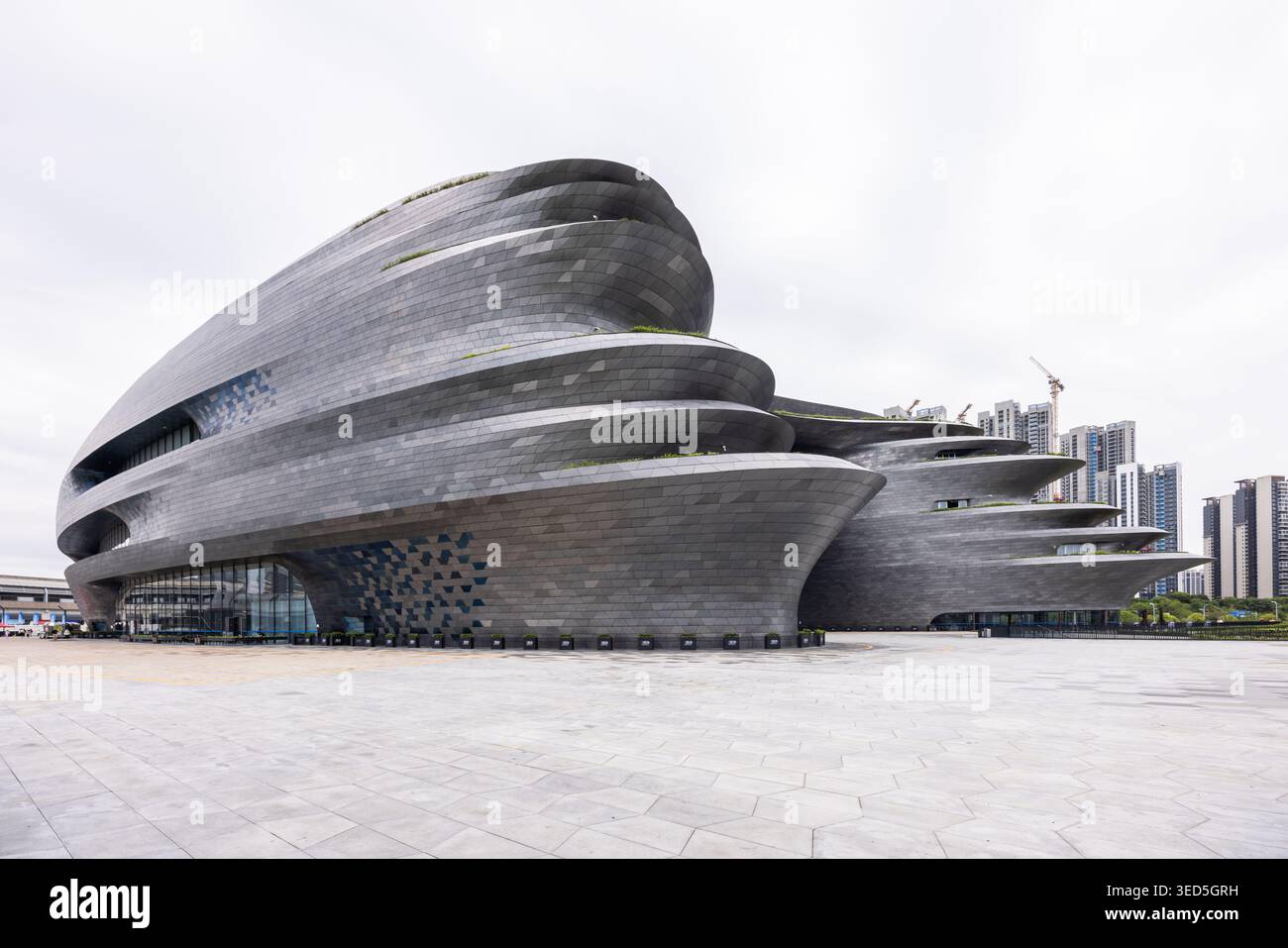 Il Museo della Scienza e della tecnologia di Shenzhen, progettato da Zaha Hadid Architects, mette in mostra l'impegno scientifico e la ricerca scientifica all'avanguardia. Foto Stock