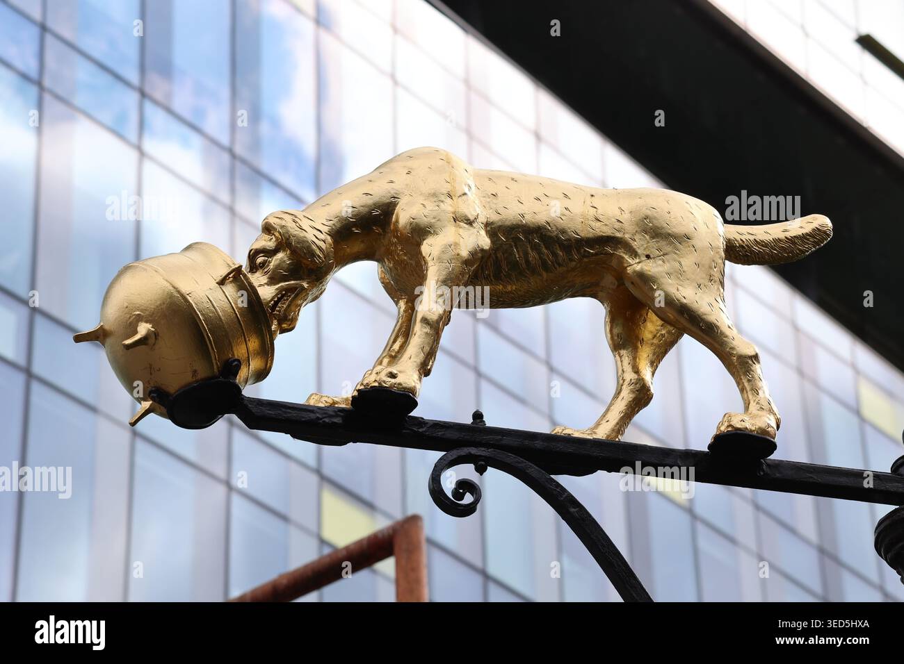 Dog and Pot, scultura dorata su Blackfriars Road, Southwark Foto Stock