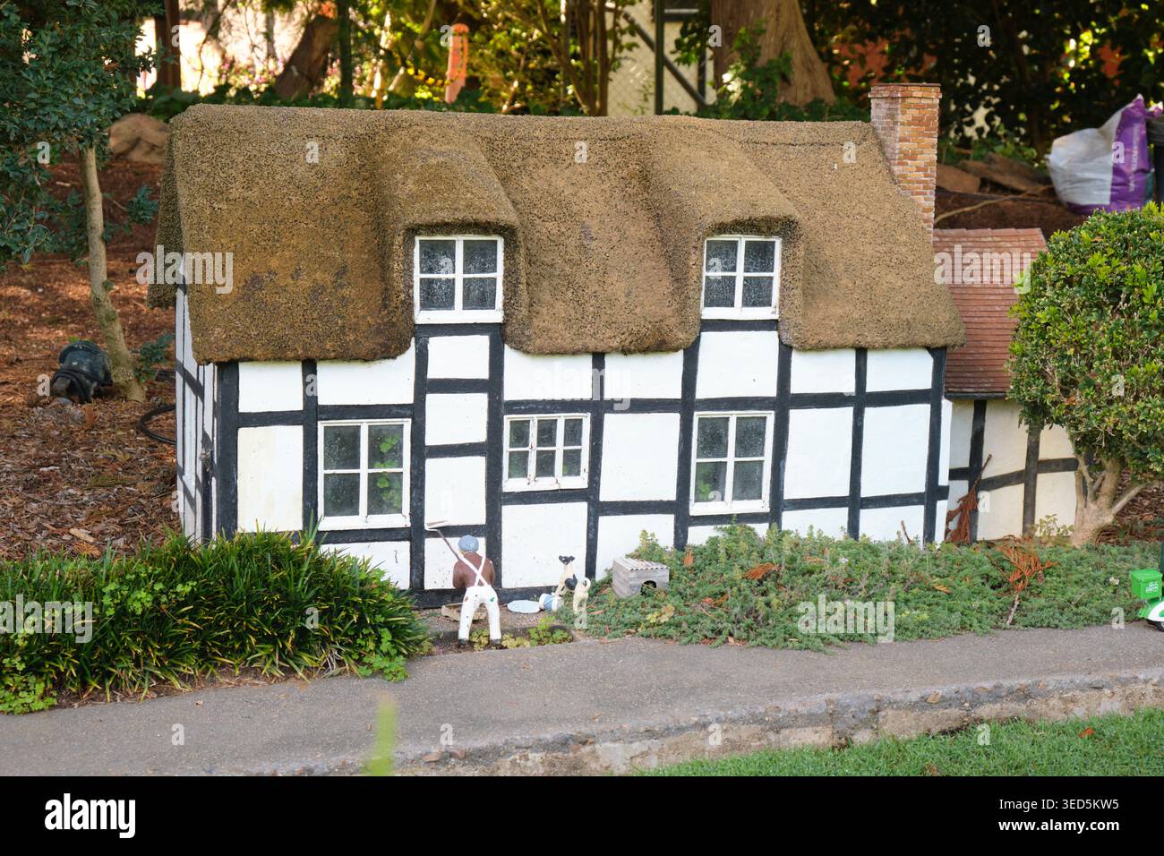 Modello in miniatura di una casa in legno nero, stile Wattle & Daub nel Regno Unito. A Cockington Green Gardens, Canberra, Australia. Foto Stock