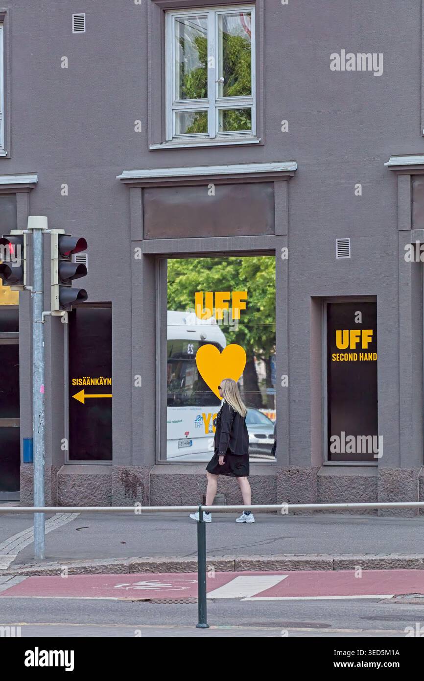 Kallio, Helsinki, Finlandia, Europa - 14 giugno 2025: Scena di strada con un edificio con la segnaletica "UFF", un negozio di seconda mano. Foto Stock