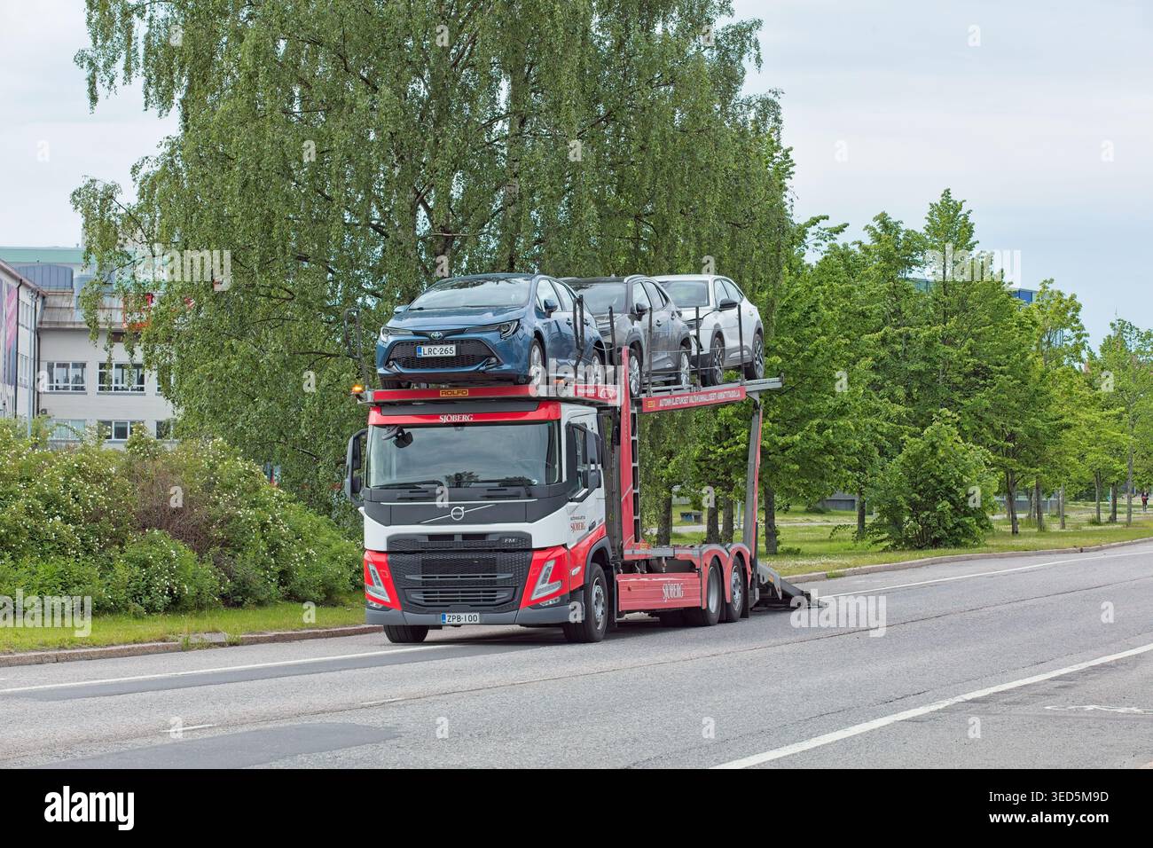 Herttoniemi, Helsinki, Finlandia, Europa - 23 giugno 2025: Autokuljetus Sjöberg Truck, è un veicolo Volvo serie FM. Foto Stock