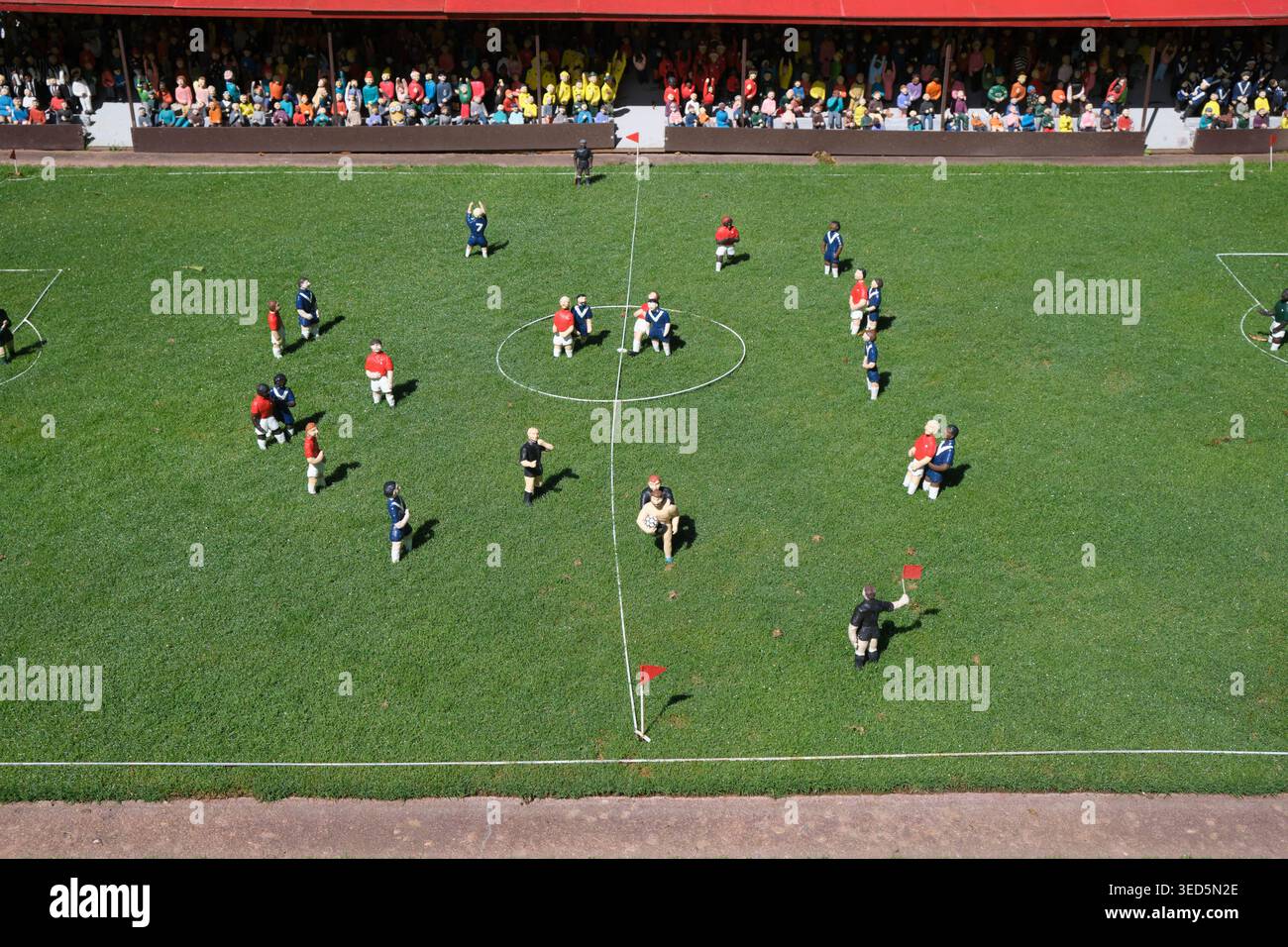 Modello in miniatura di un tipico calcio inglese, inglese, britannico, britannico, stadio di calcio e partita. A Cockington Green Gardens, Canberra, Australia. Foto Stock