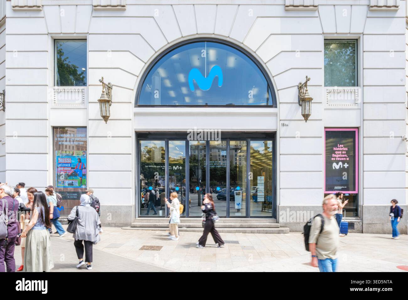 Ingresso al Movistar Centre Store, People Walking, Motion Blur, Modern Retail Facade, Barcellona Foto Stock