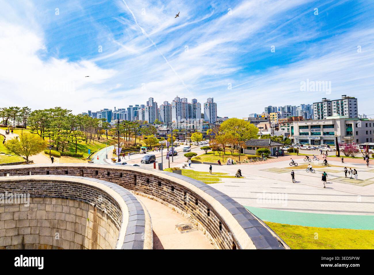 Suwon Corea del Sud 12 aprile 2026 storica fortezza muraria che si affaccia su edifici moderni e parco urbano paesaggioSuwon Corea del Sud 12 aprile 2026 storico f Foto Stock